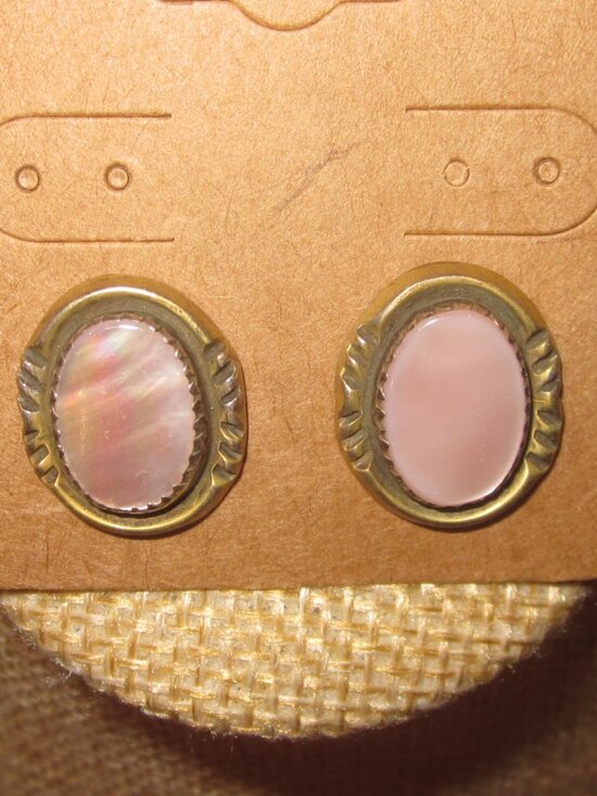 Vintage Native American Pink Conch Post Back Earrings - Picture 3 of 3
